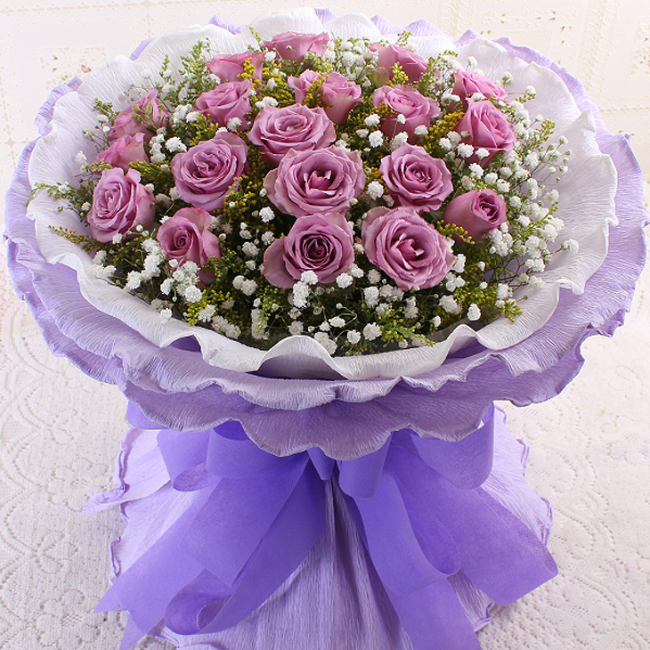 【品  名】  紫回梦 【编  号】  c034 【花  材】  19枝紫玫瑰,满天